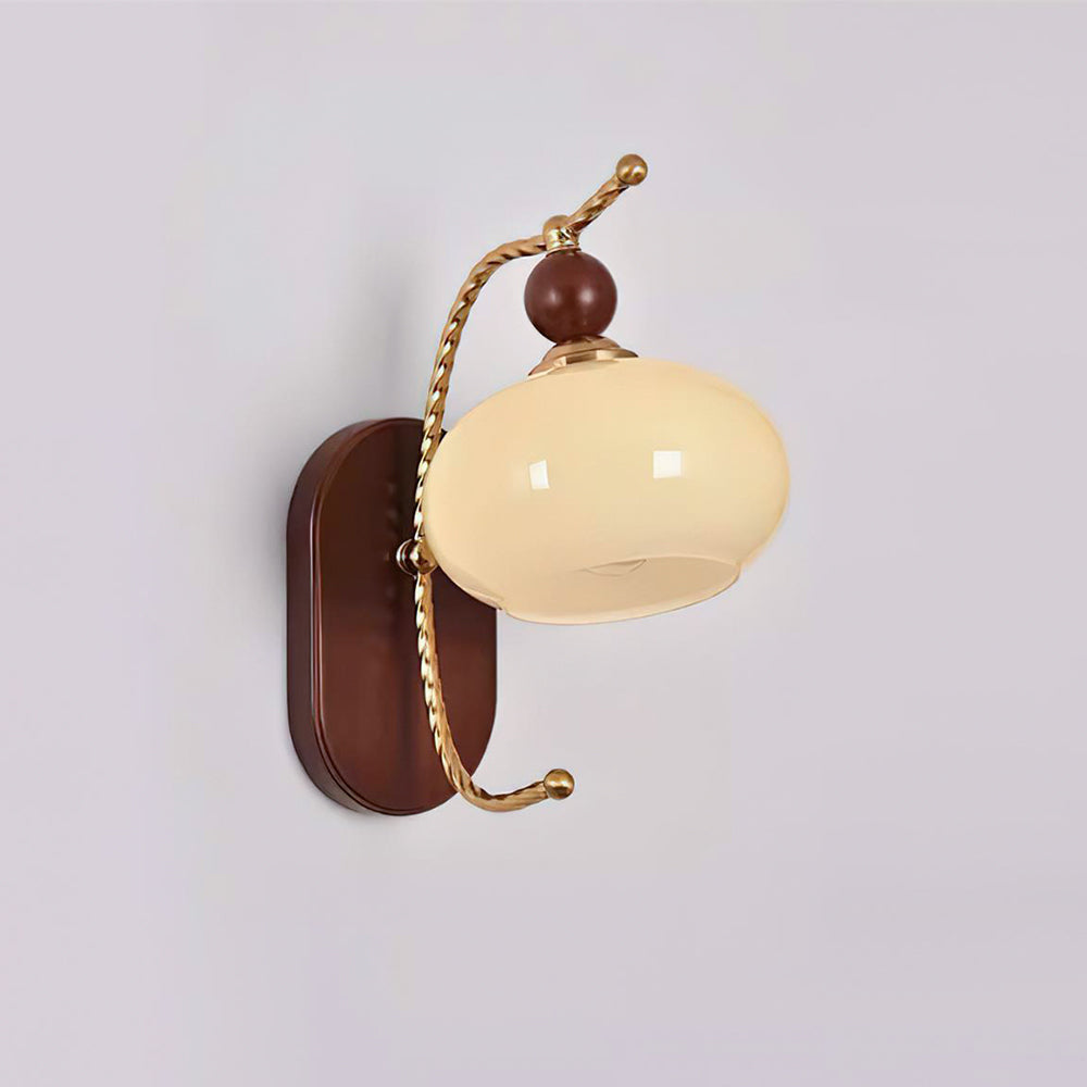 Applique murale dans un couloir, ambiance chaleureuse