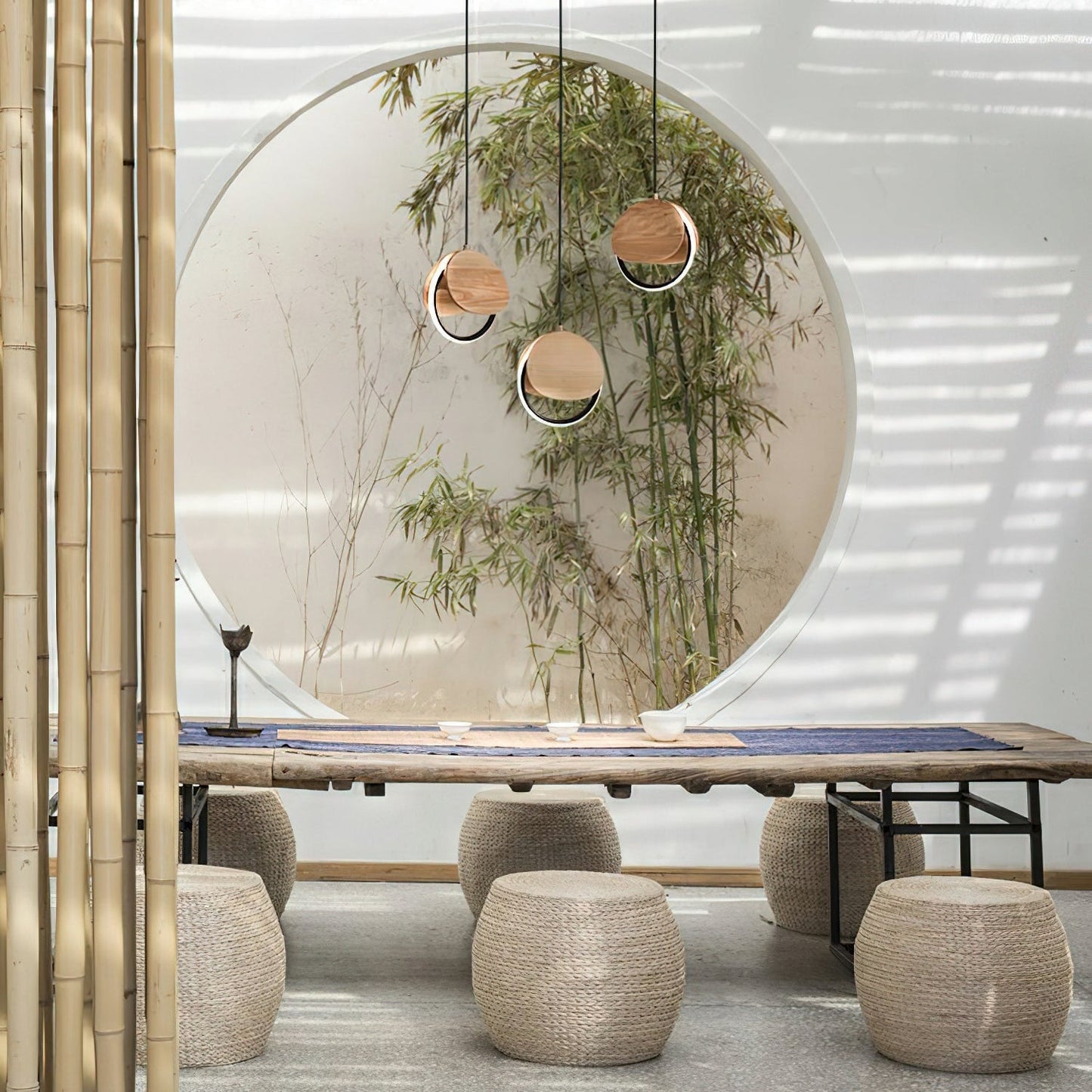 Lampe moderne suspendue dans un salon minimaliste