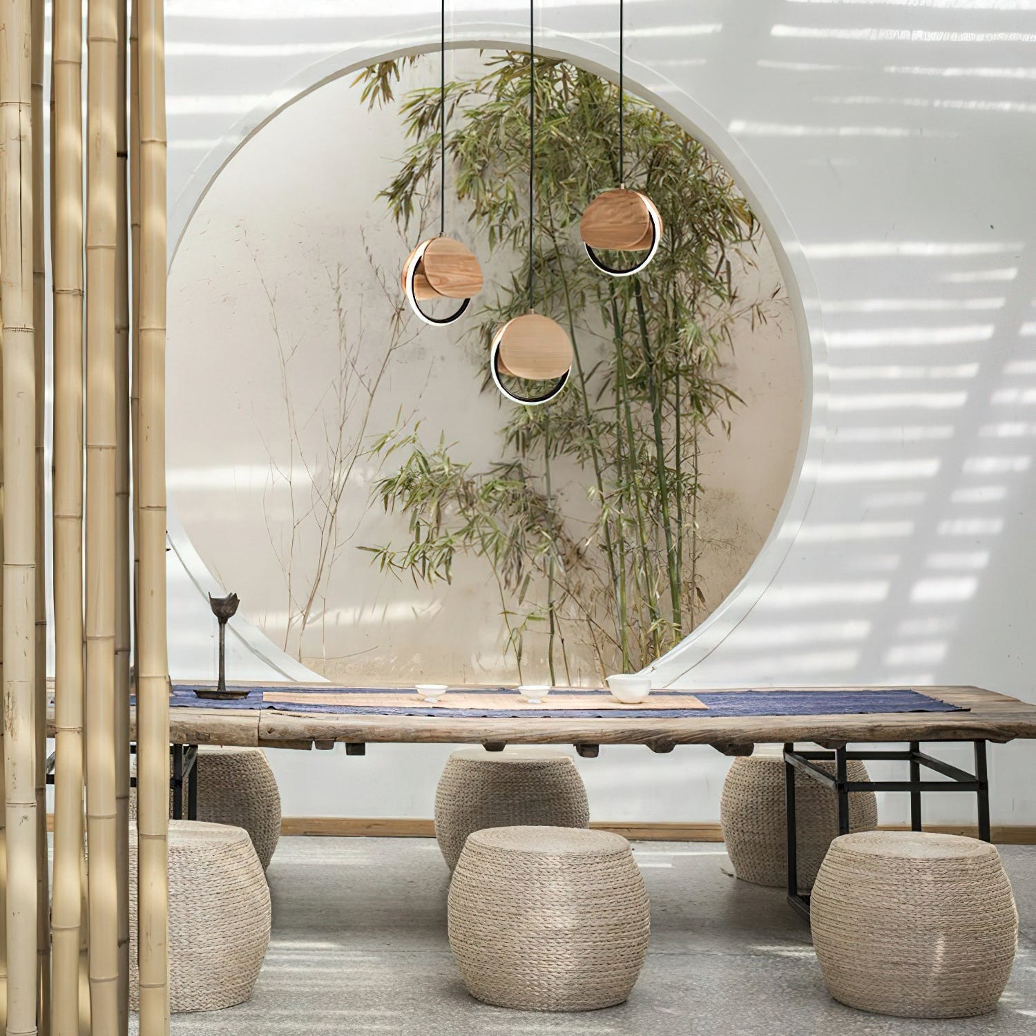 Lampe moderne suspendue dans un salon minimaliste