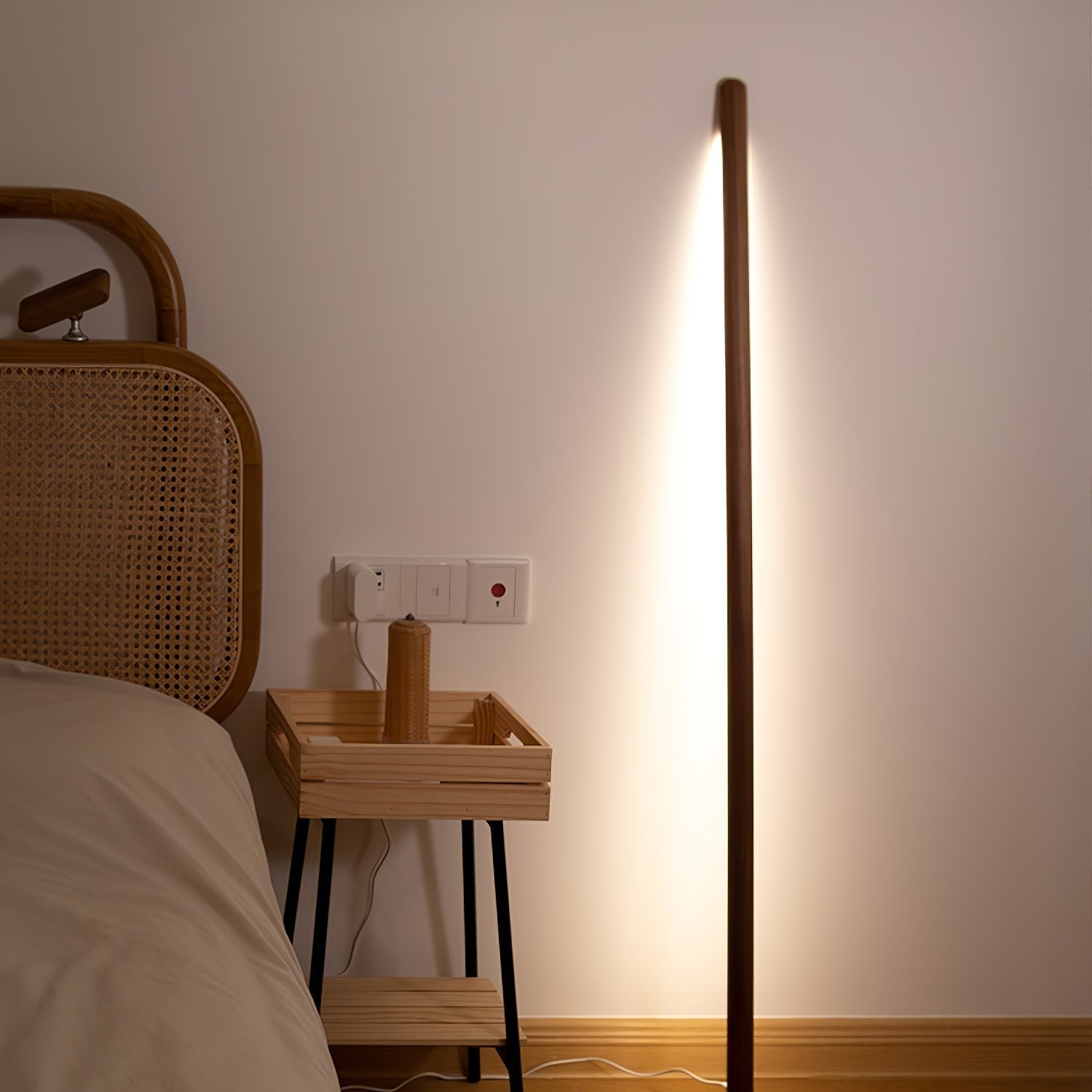 Lampe sur pied éclairant un coin lecture paisible