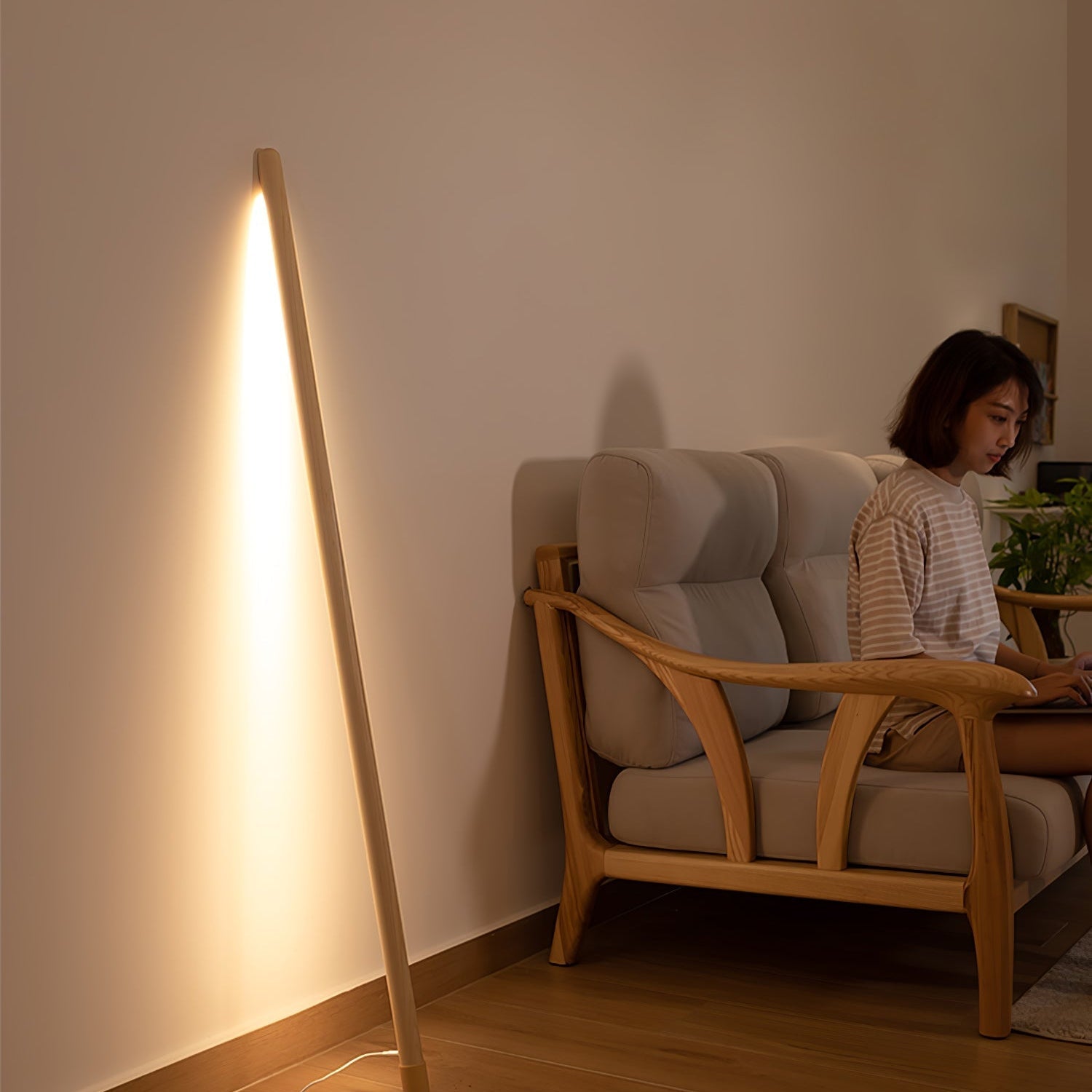 Finition en bois naturel et lumière douce diffusée