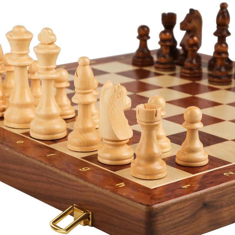 Vue rapprochée des pièces d'échecs sculptées à la main