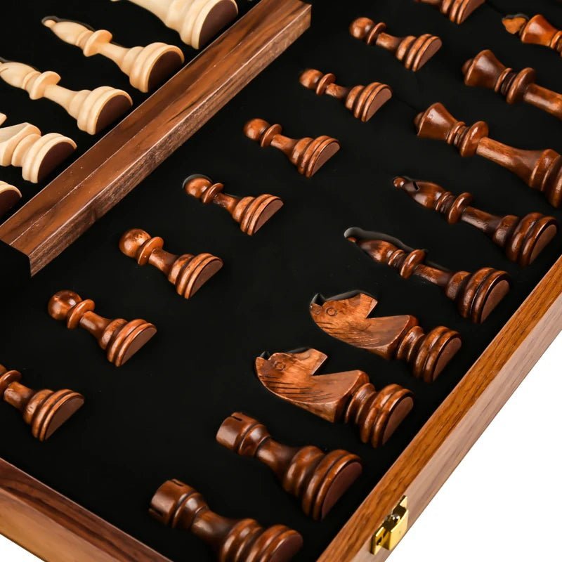 Pièces d'échecs alignées sur le plateau, prêtes pour le jeu