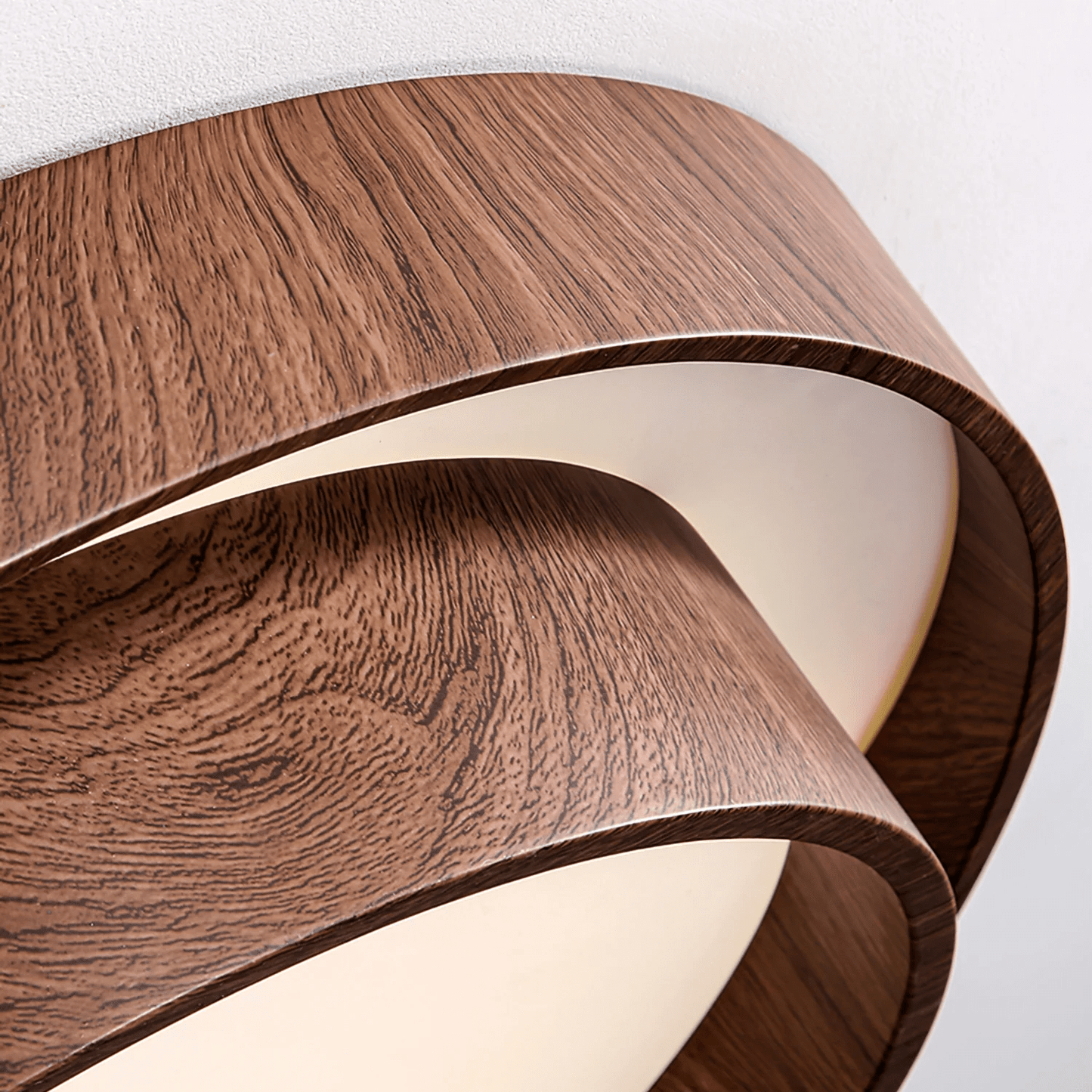 Lustre avec variations subtiles de finition en bois