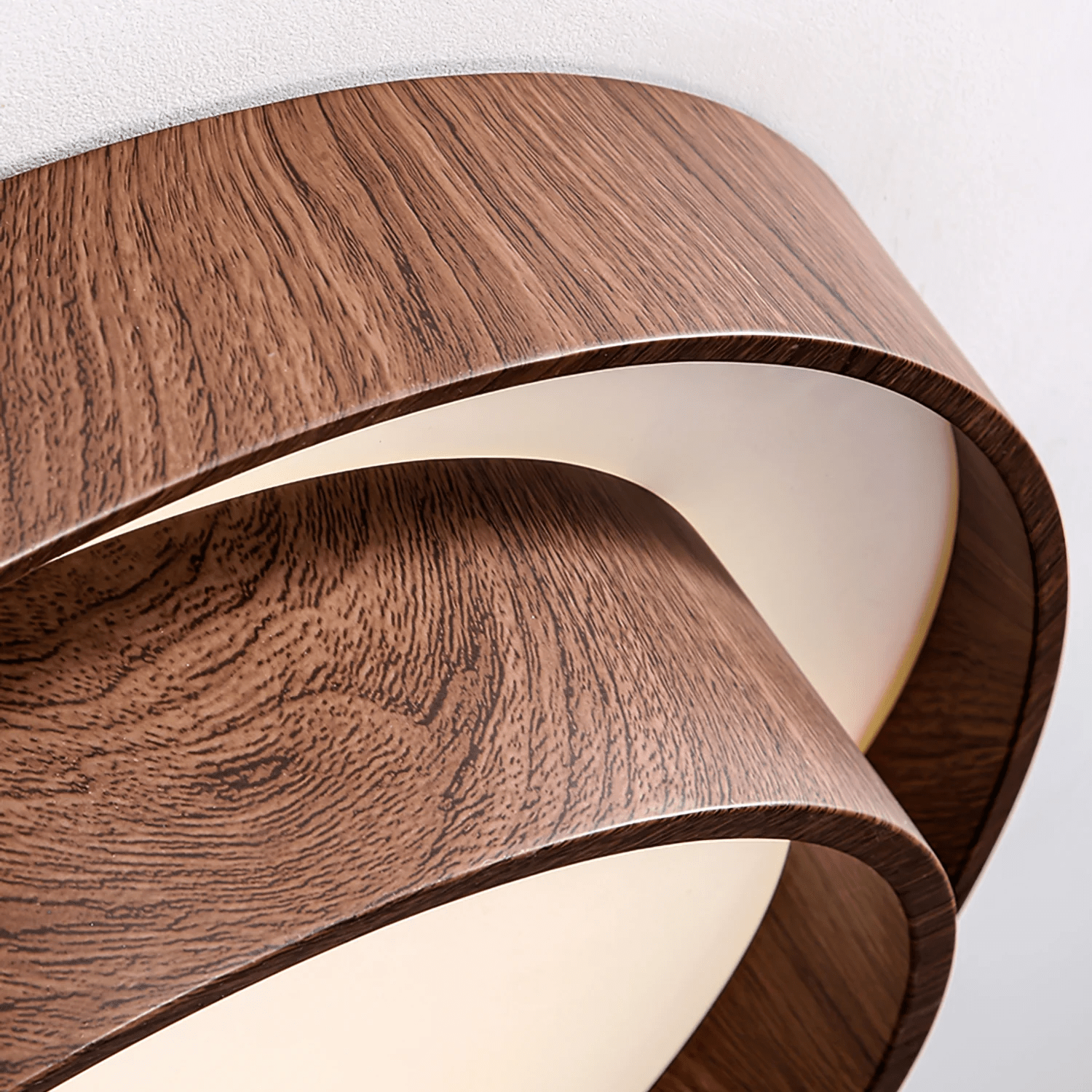 Lustre avec variations subtiles de finition en bois