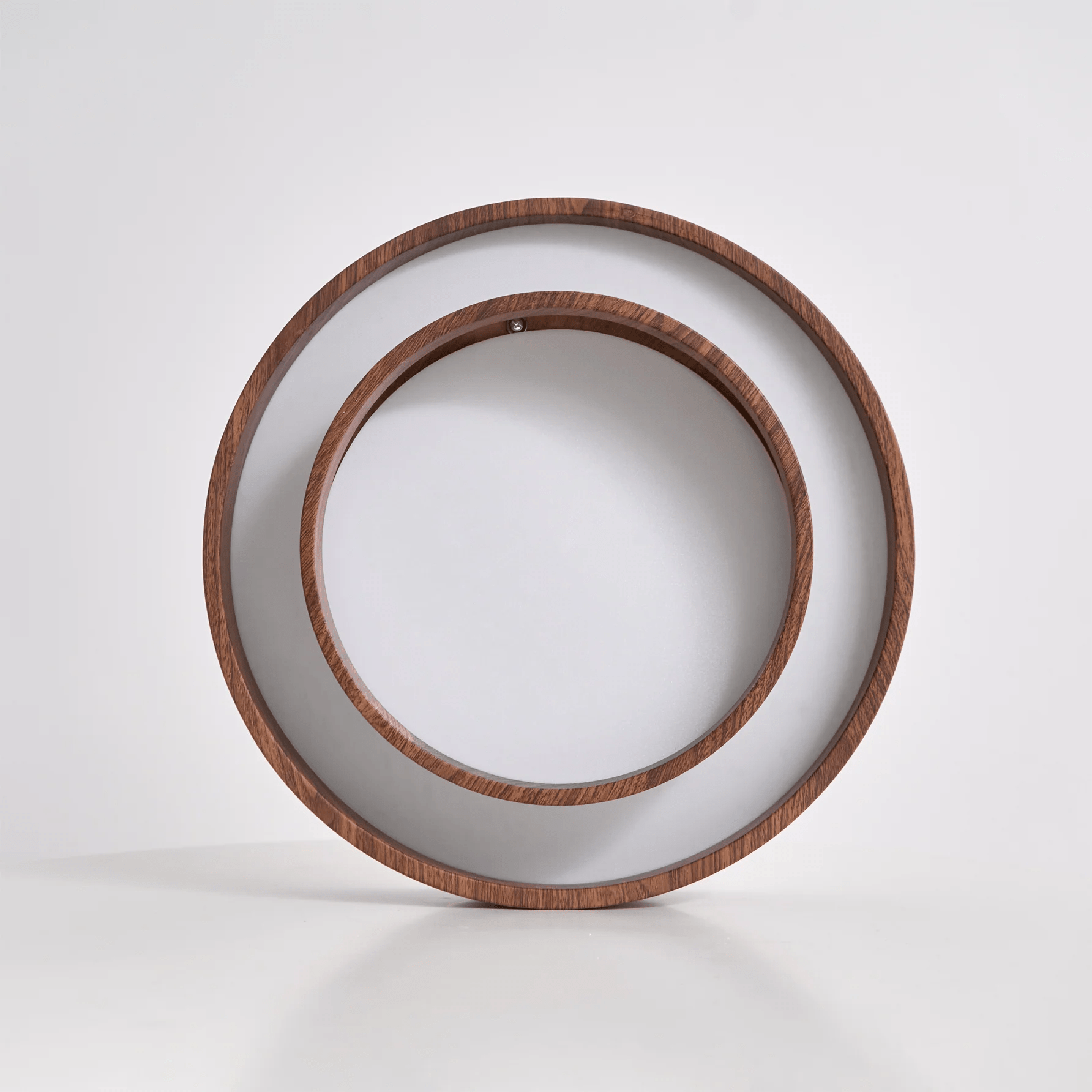 Vue de dessous du lustre montrant sa structure élégante