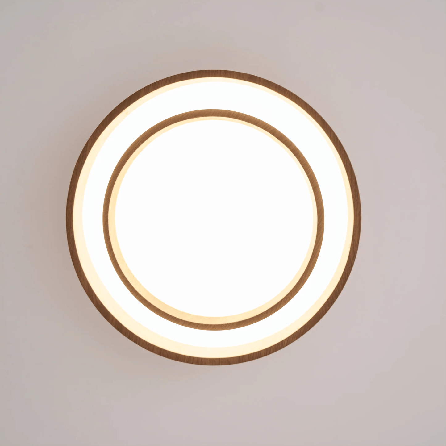 Lustre installé dans un salon moderne et épuré