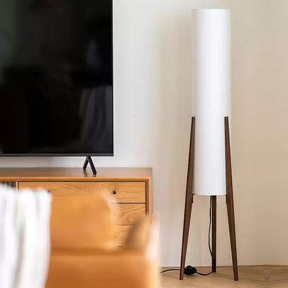 Lampe sur pied intégrée dans un décor minimaliste
