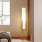Lampe sur pied dans un coin lecture cosy