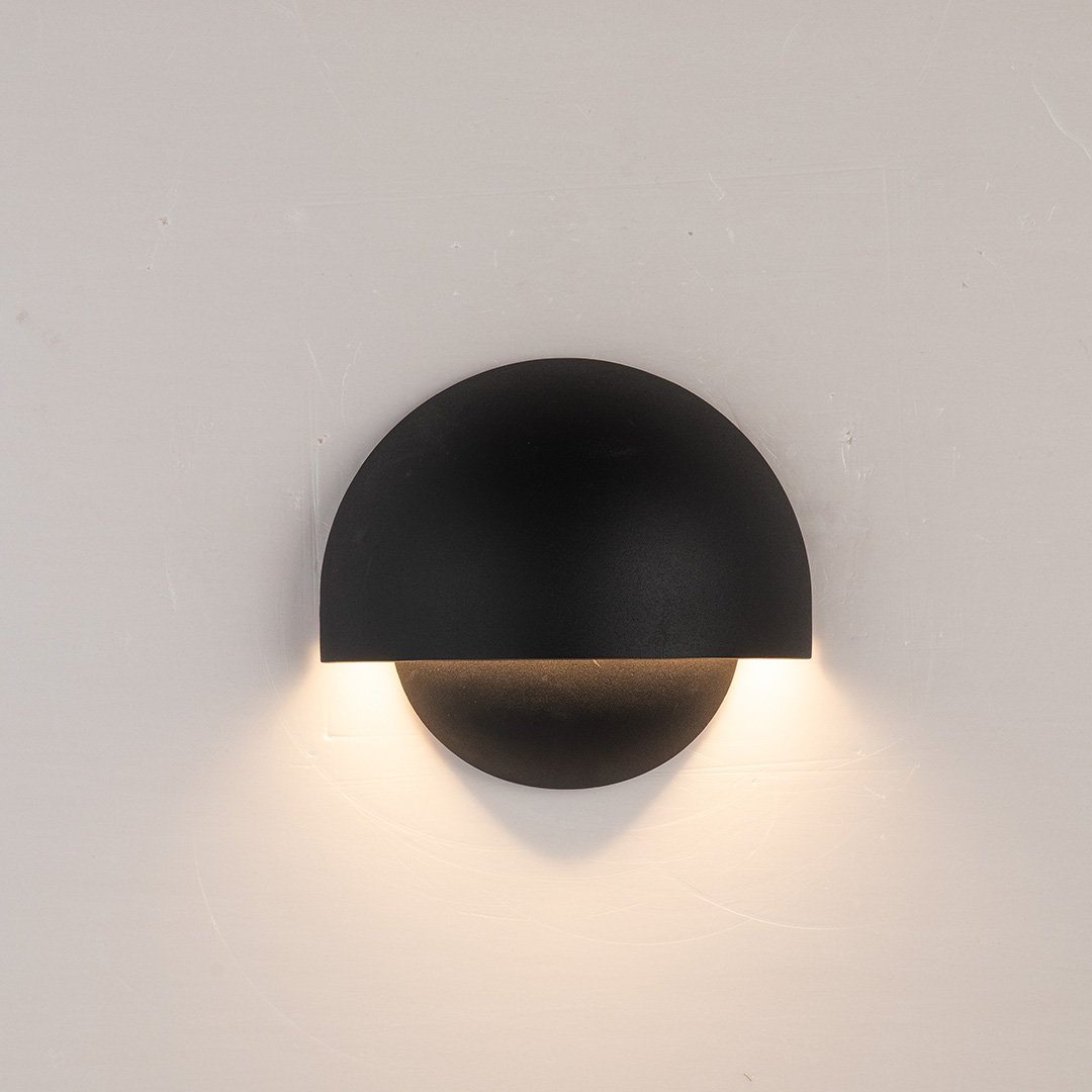 Applique LED installée près d'une entrée, lumière douce