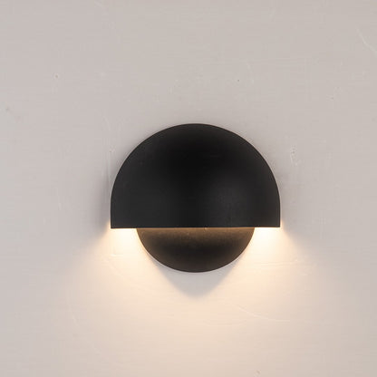 Applique LED installée près d'une entrée, lumière douce