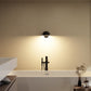 Applique murale LED allumée sur mur extérieur en soirée