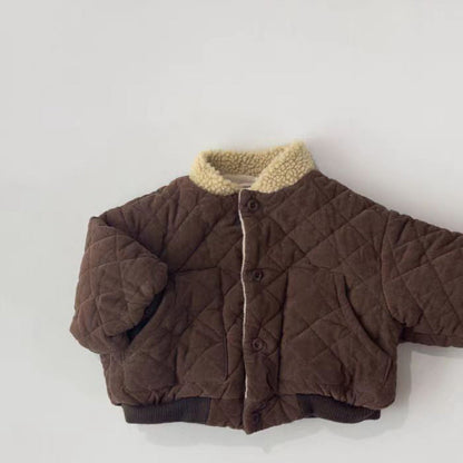 Vue de face de la veste à carreaux pour garçon
