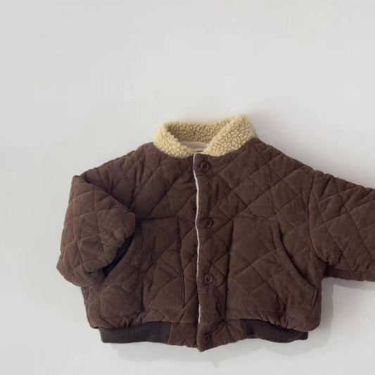 Vue de face de la veste à carreaux pour garçon