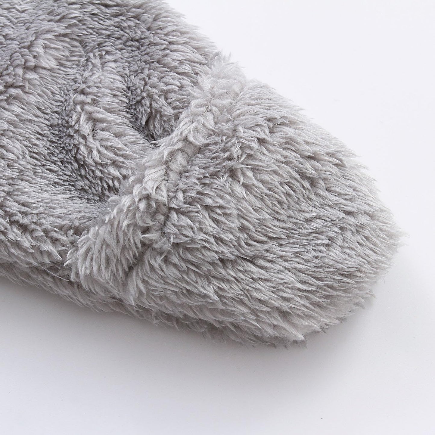 Vue de dos d'une combinaison bébé polaire grise