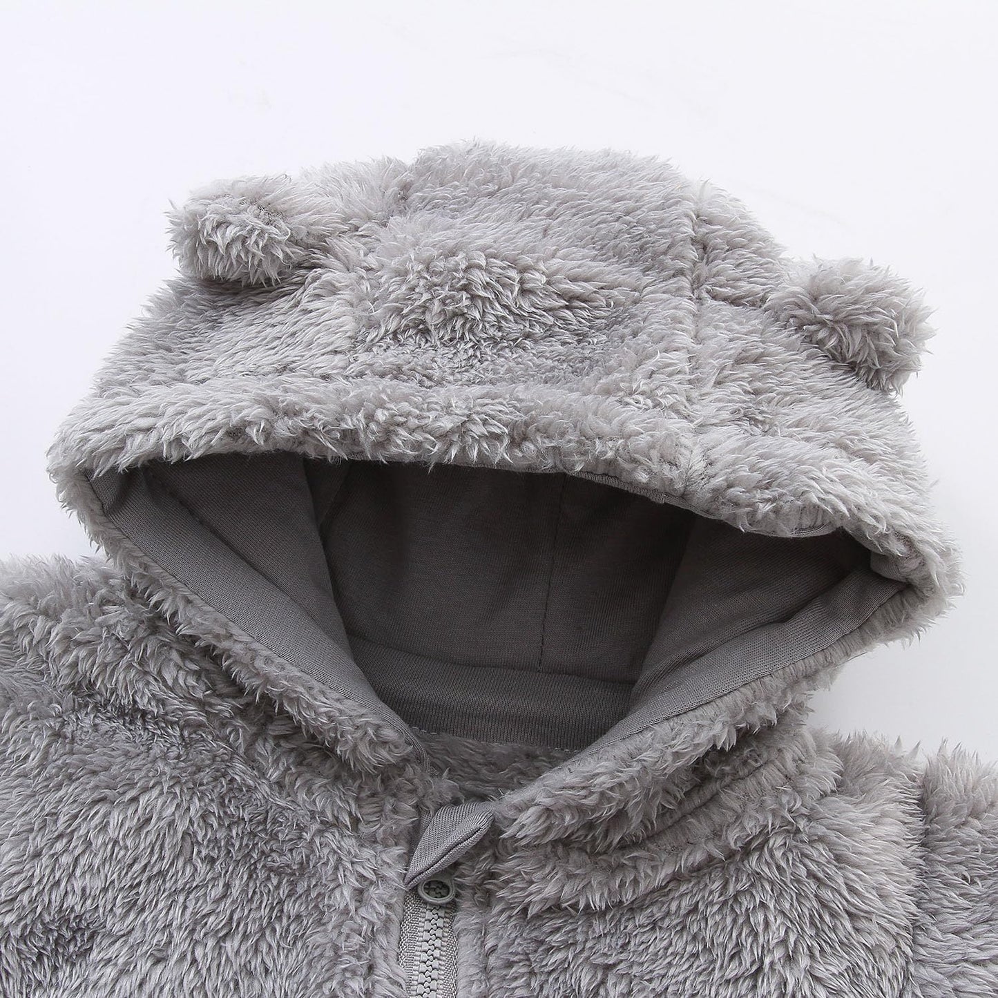 Gros plan sur la capuche doublée de la combinaison