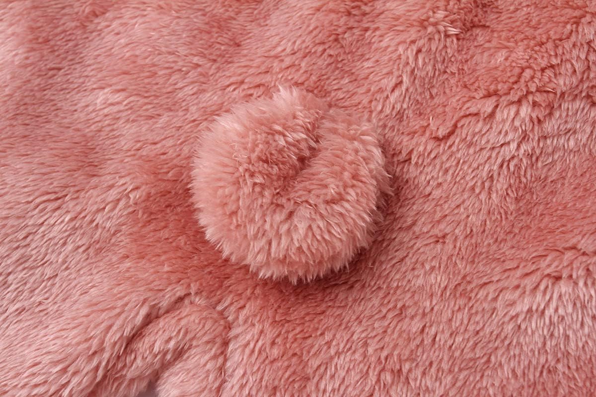 Combinaison bébé rose avec pieds, posée à plat