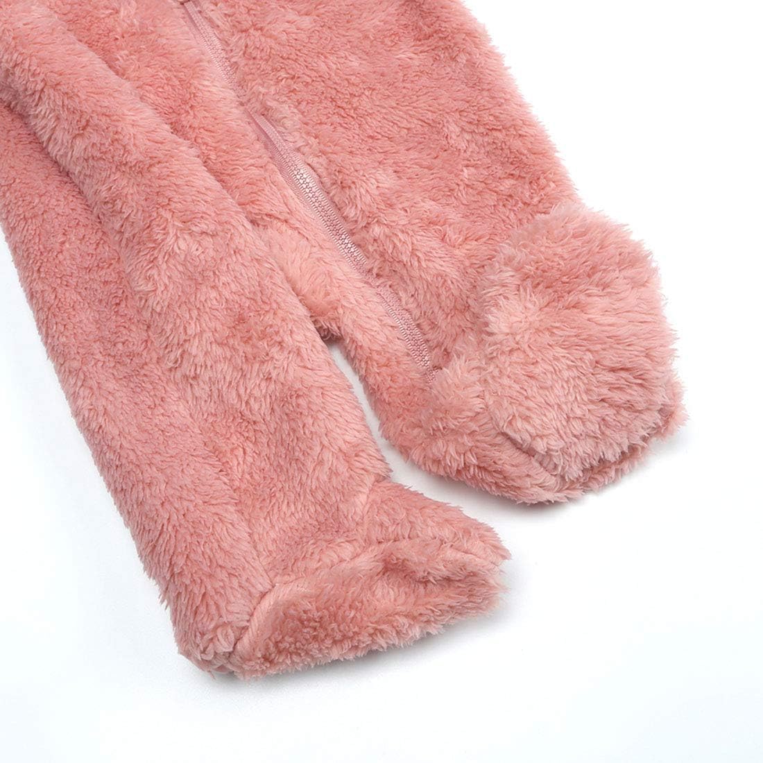 Détails des coutures sur une combinaison bébé marron