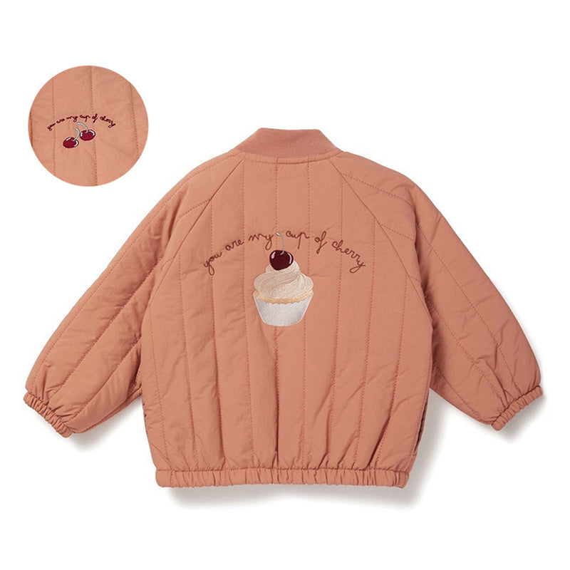 Gros plan sur la texture polaire de la veste