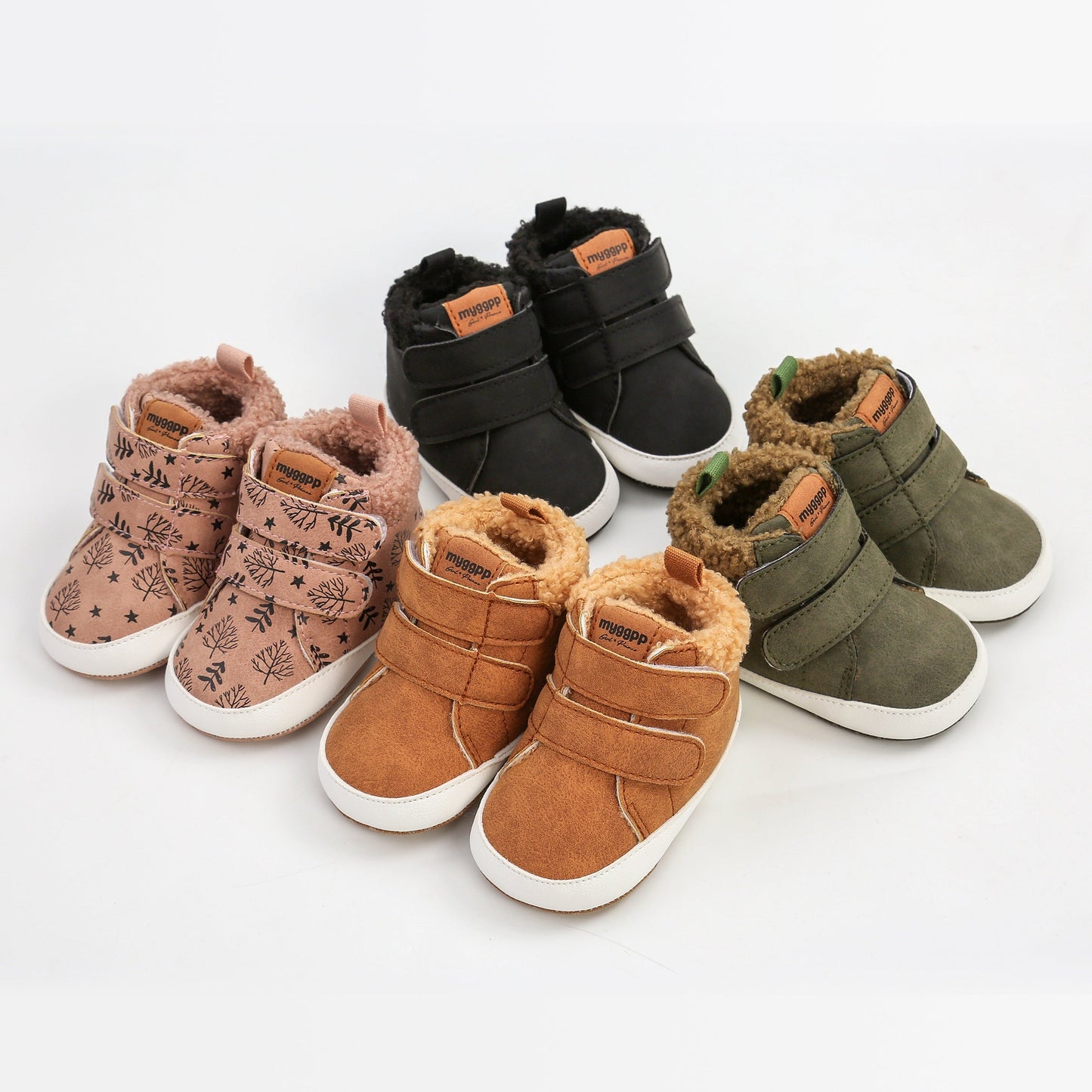 Vue de côté des bottes bébé antidérapantes pour l'hiver