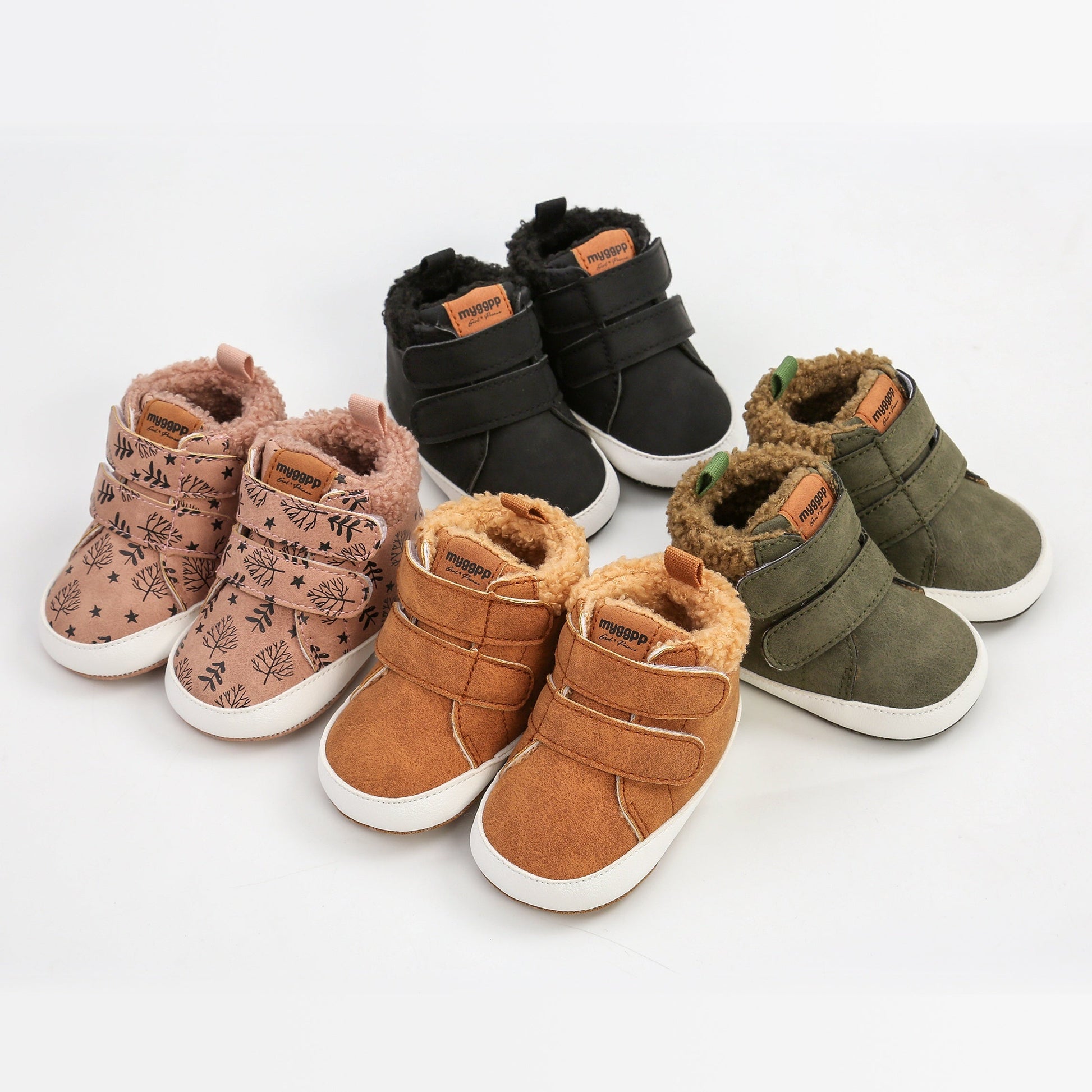 Vue de côté des bottes bébé antidérapantes pour l'hiver