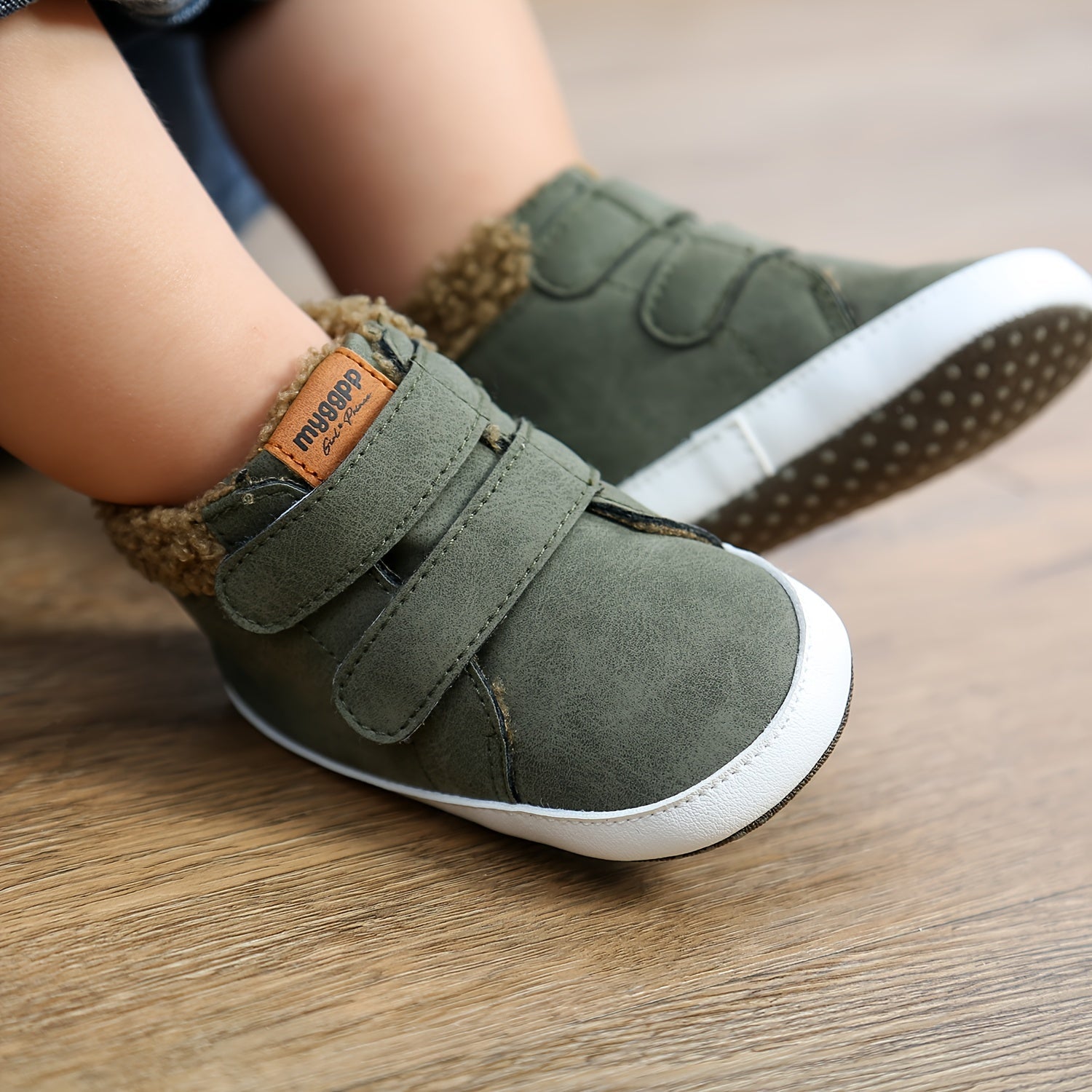 Gros plan sur la semelle antidérapante des bottes bébé