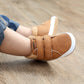 Bottes bébé posées sur une surface en bois