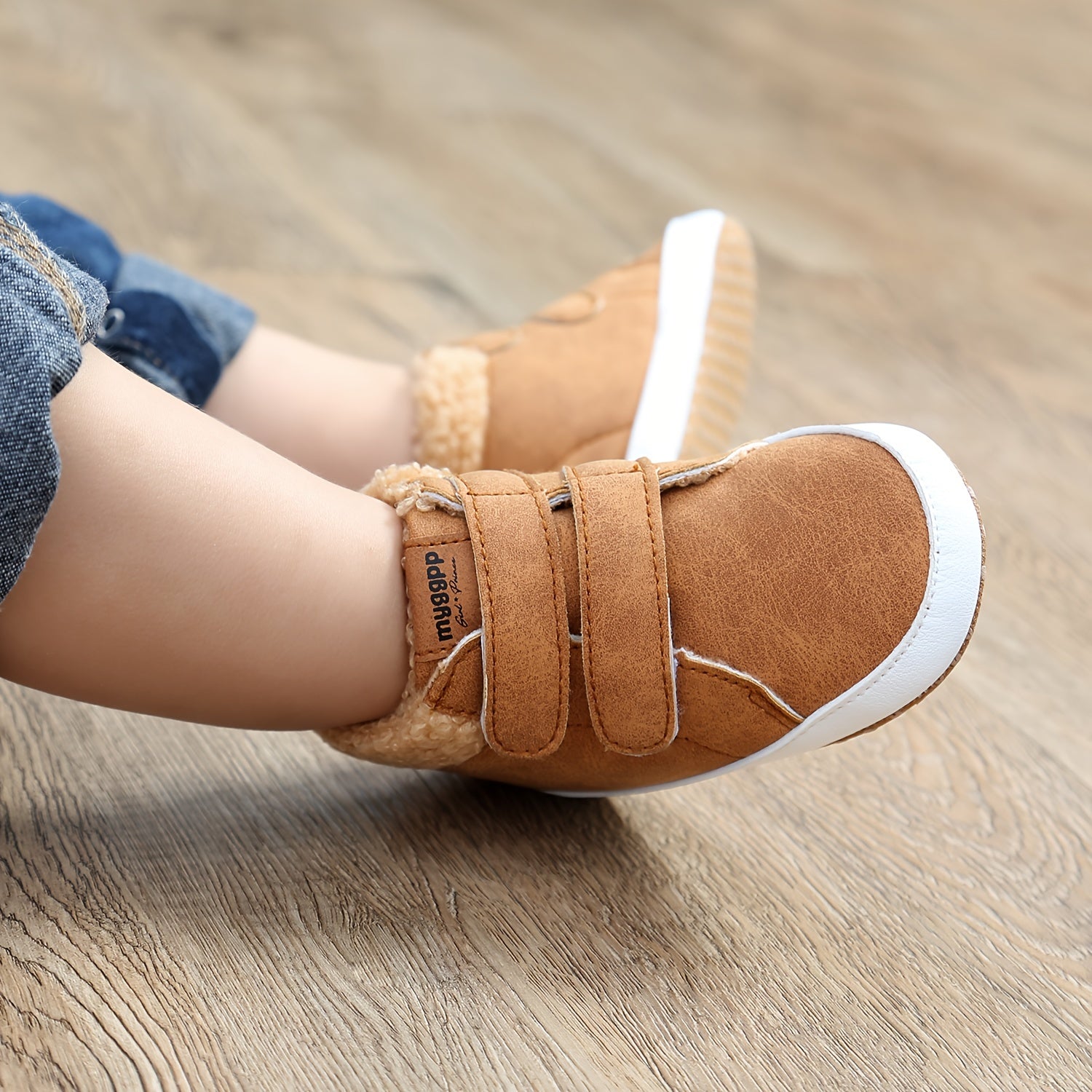 Bottes bébé posées sur une surface en bois