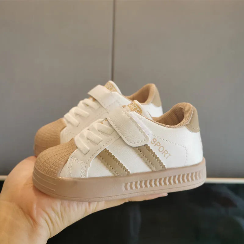 Vue latérale de baskets enfant avec tige en PU résistante