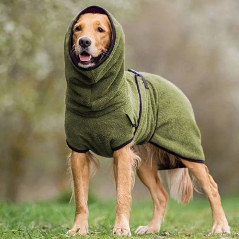 Détail de l'ouverture pour harnais sur un manteau pour chien