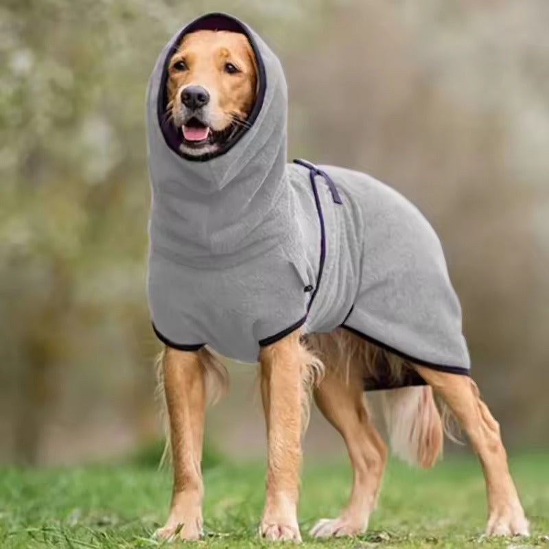 Gros plan sur la doublure douce et chaude du manteau pour chien