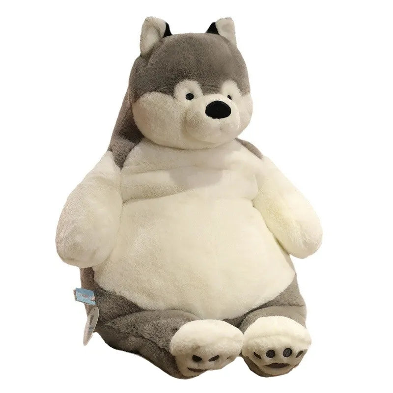 Enfant câlinant le lapin en peluche dans un salon