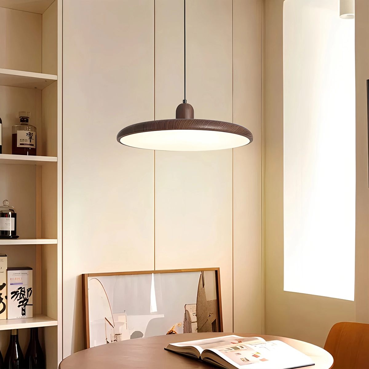 Lampe rétro éclairant une table à manger
