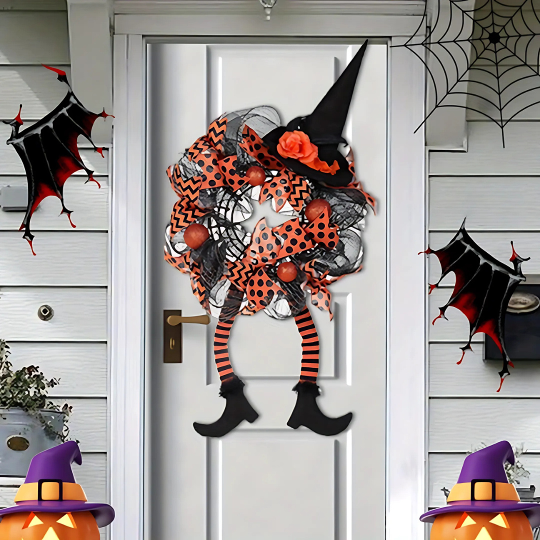 Couronne de sorcière accrochée à une porte, ambiance festive