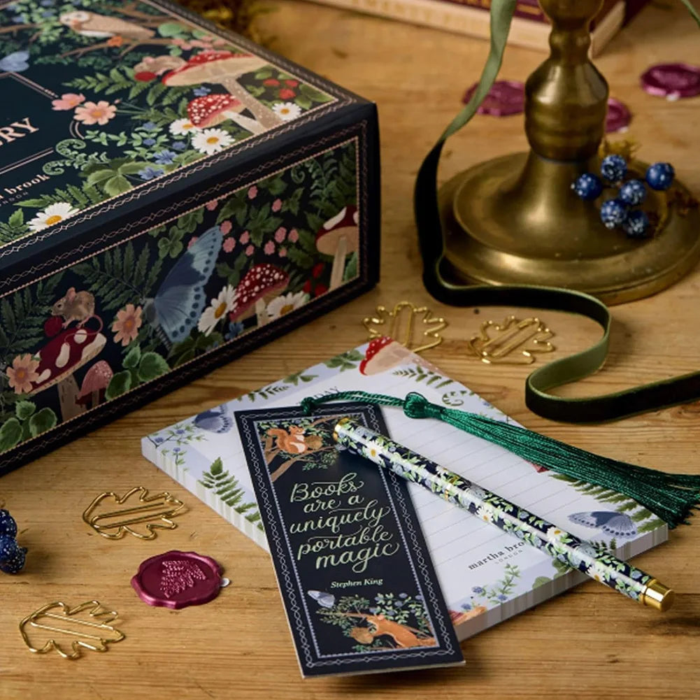 Calendrier ouvert montrant des stylos et cartes festives