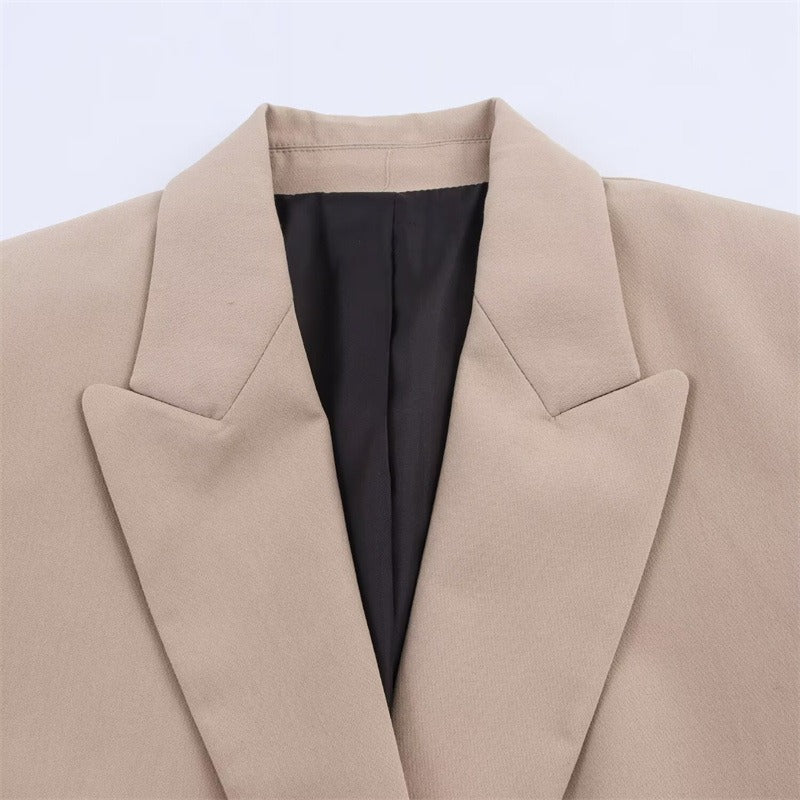 Vue de profil du manteau cape en laine, coupe ample