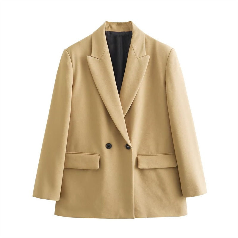 Manteau cape porté avec une tenue décontractée