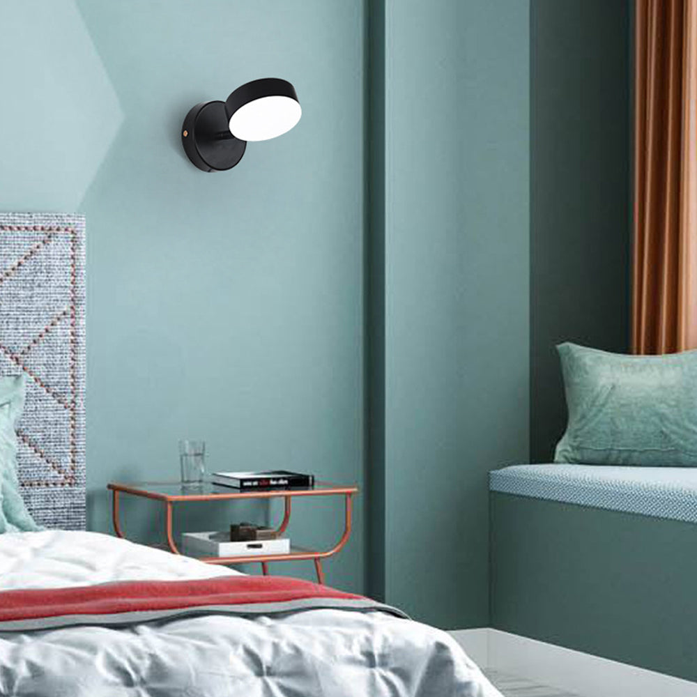 Applique murale dorée sur fond blanc, lumière éteinte