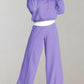 Femme portant un hoodie court avec pantalon jambes larges