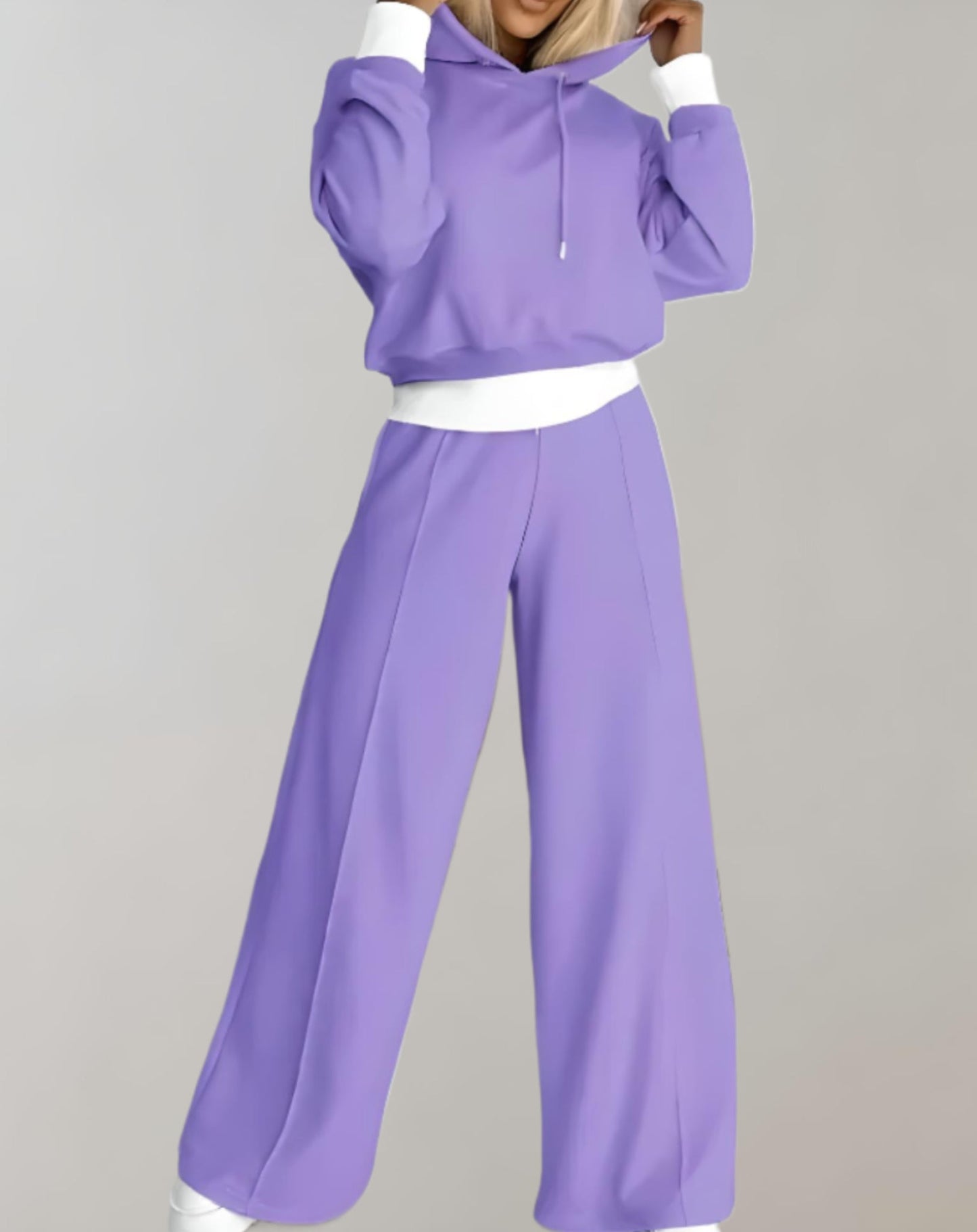 Femme portant un hoodie court avec pantalon jambes larges