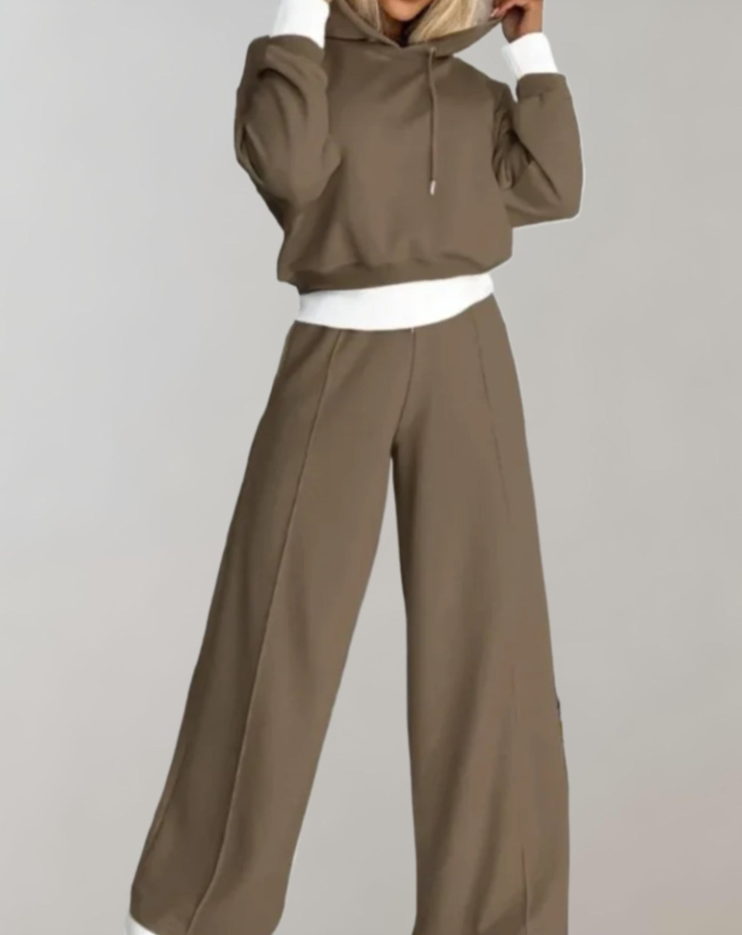 Pantalon à jambes larges fluide en mouvement