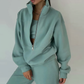 Femme portant un ensemble survêtement avec pull demi-zip
