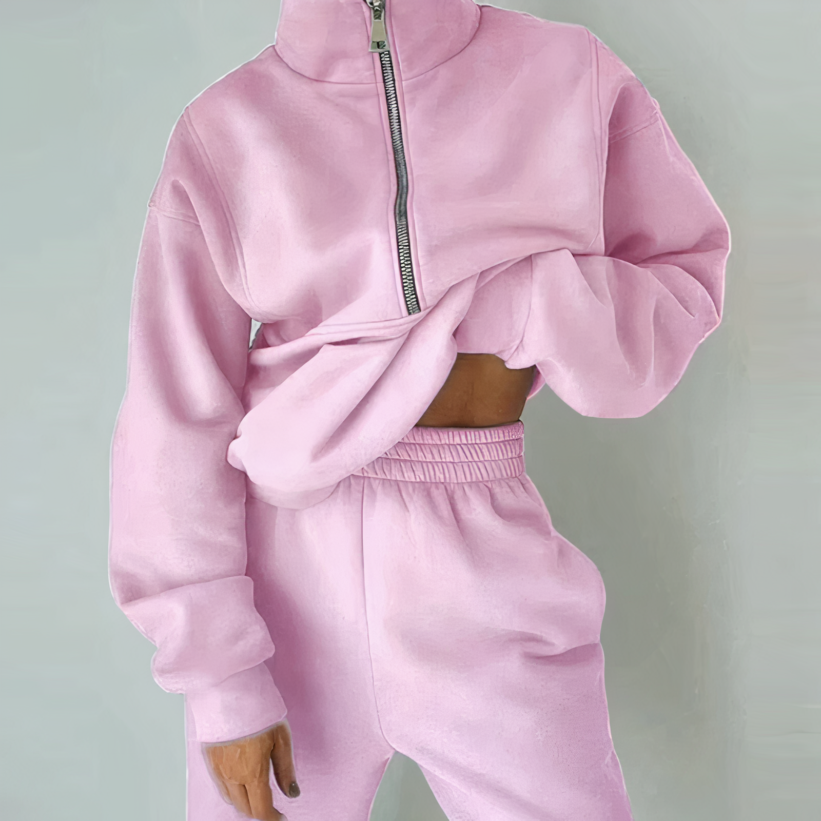 Vue de profil du pull demi-zip et jogger taille haute