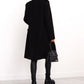 Manteau long à double boutonnage avec boutons dorés en gros plan