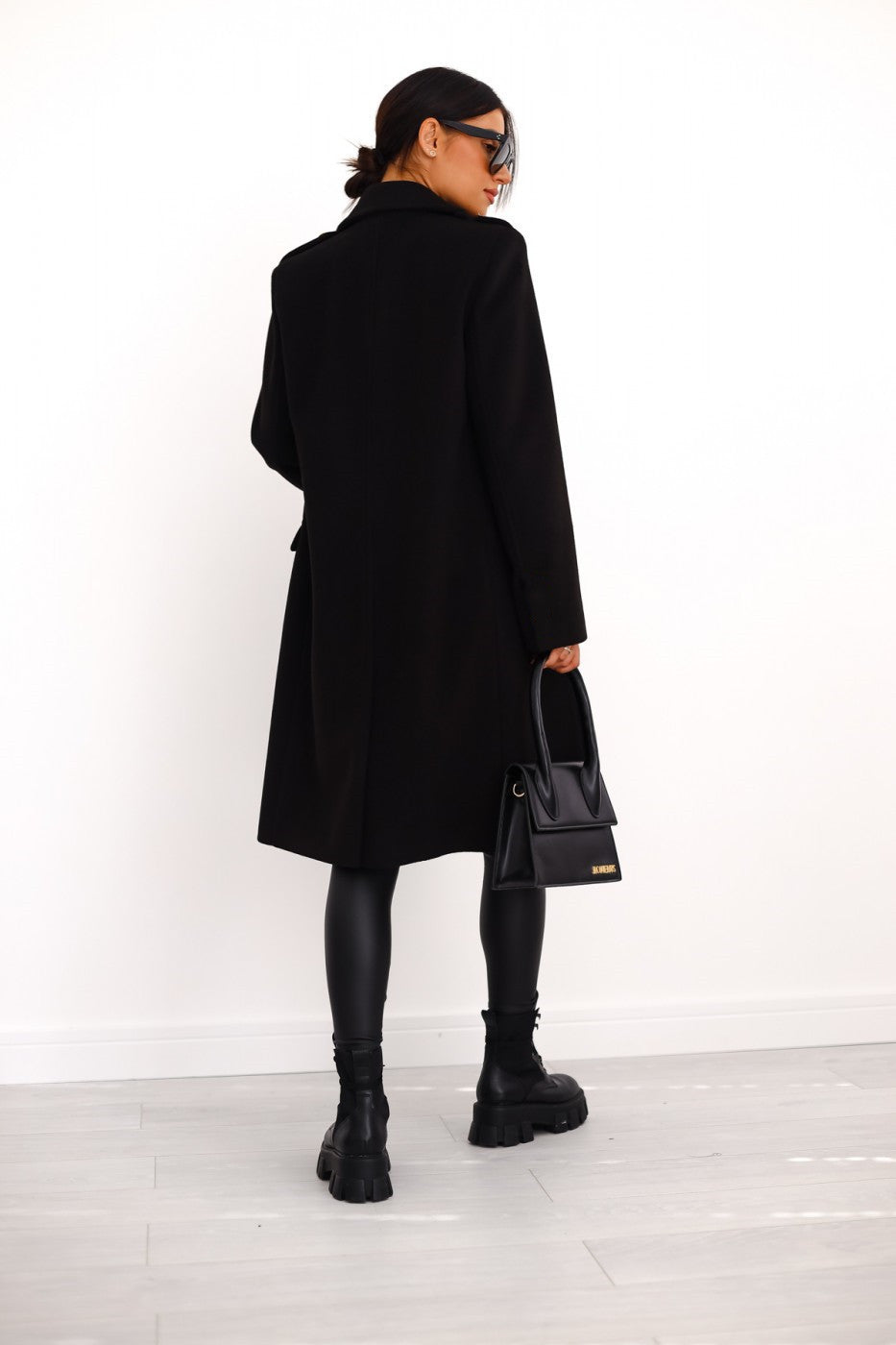Manteau long à double boutonnage avec boutons dorés en gros plan
