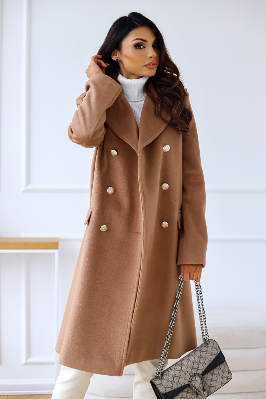 Manteau long avec col large, idéal pour un look sophistiqué