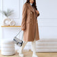 Manteau long porté, soulignant la silhouette élégante et raffinée