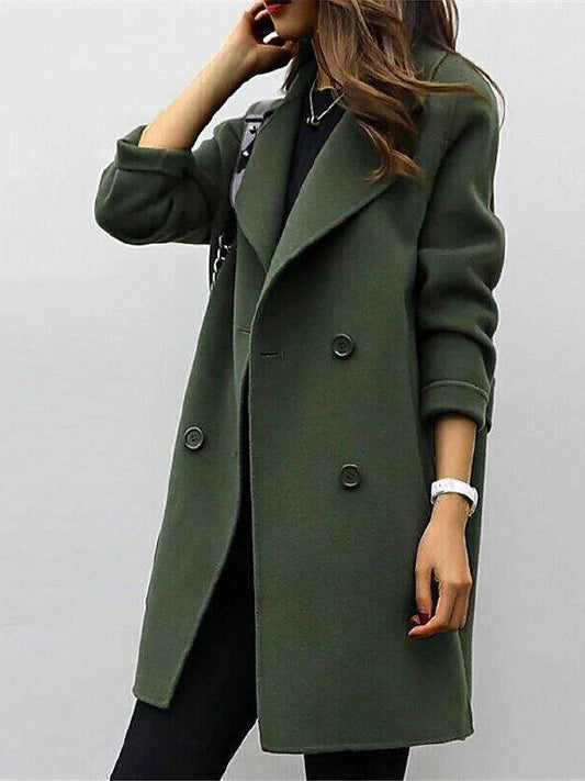Manteau trench élégant, silhouette ajustée de face