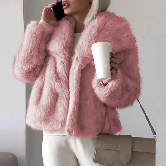 Veste en fausse fourrure exposée sur fond neutre