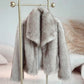 Veste courte en fausse fourrure beige sur mannequin